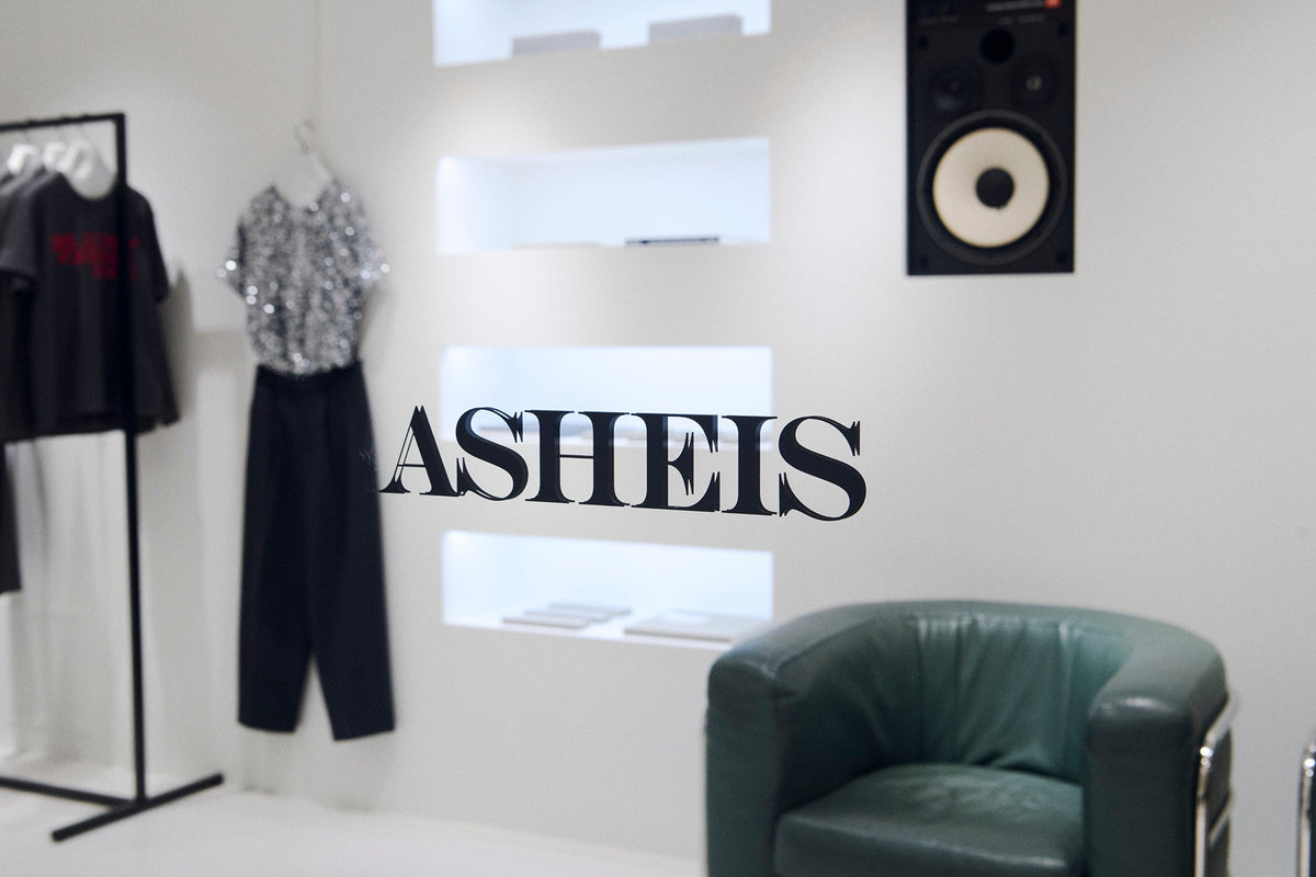 服を選ぶ、その時間も楽しみたい。
-ASHEISの世界観に触れる-